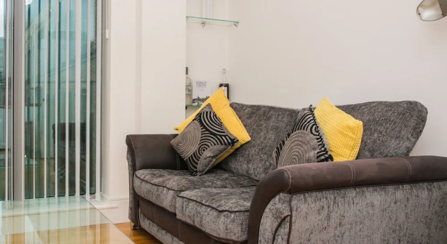 1 Bedroom Flat next to Kings Cross Station, Забронировать Отель Ислингтон Лондон, рядом с Музей сирот