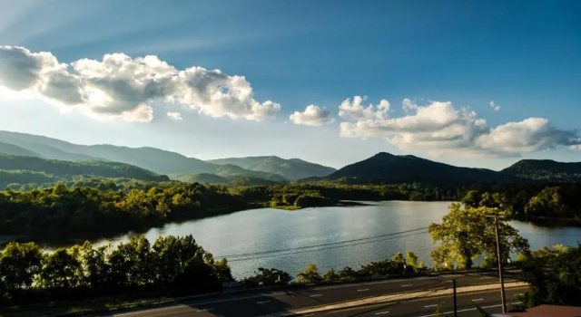 Номер Standard с балконом и с красивым видом из окна Hampton Inn Caryville-I-75/Cove Lake-State Park