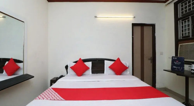 OYO 28620 Hotel Monarch