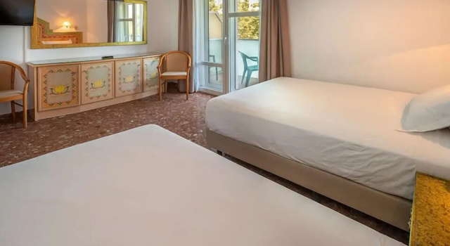 Трёхместный номер Standard с балконом и с видом на горы Hotel Canada Palace