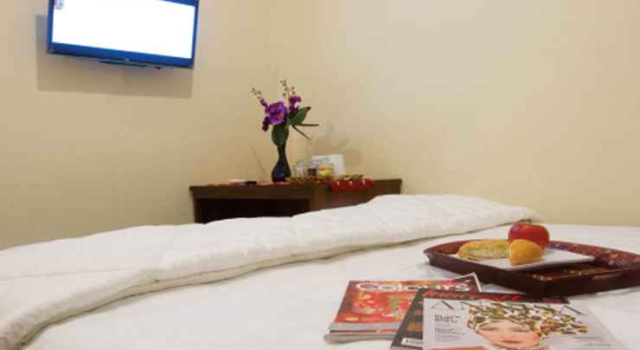 Cempaka Inn Syariah, Boek Hotel Solo. Central Java