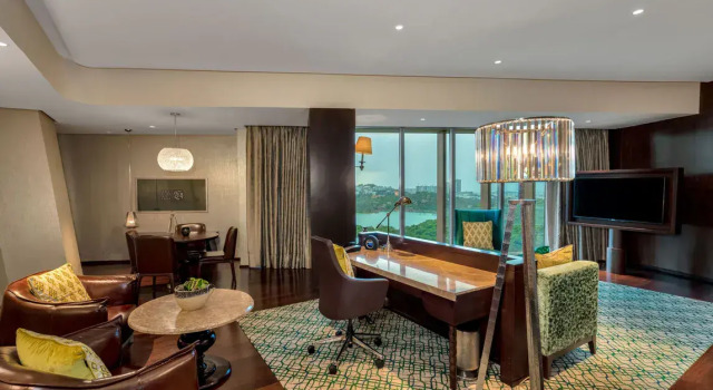 Двухместный люкс Luxury с видом на озеро ITC Kohenur, a Luxury Collection Hotel, Hyderabad