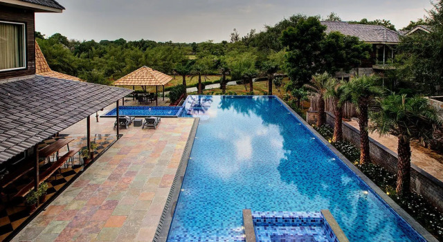 Люкс с видом на бассейн Samskara Resort & Spa Jaipur