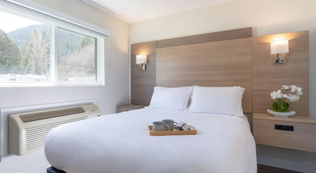 Двухместный люкс с видом на озеро Harrison Grand Motel