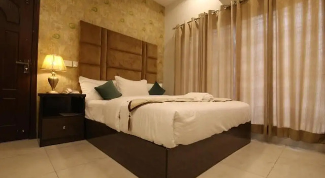 Cuzzy Inn Hotel