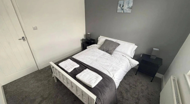 House Sleeps 8 With Garden