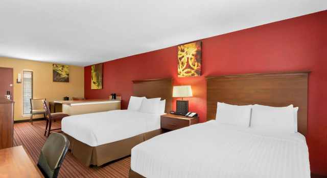 Четырёхместный люкс SureStay Plus by Best Western San Antonio Fiesta Inn