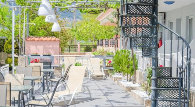 Studios Liolios #1, Book Hotel Chrisi Akti 