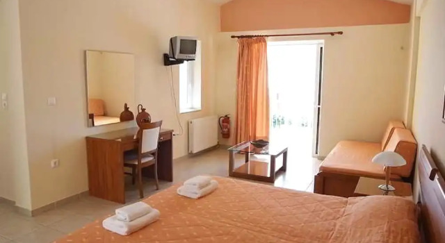 Nirrides Apts Sutdios, Rezerwuj Hotel Hotele w Trifylia z basenem, Basen
