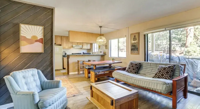Апартаменты с балконом Cozy Mammoth Lakes Studio: 5 Mi to Ski Slopes