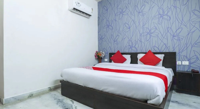 OYO 10876 Hotel Taj signature