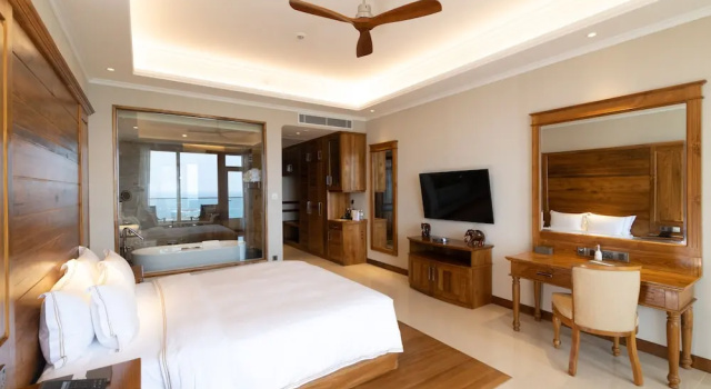 Номер Deluxe с видом на море Отель Araliya Beach Resort and Spa