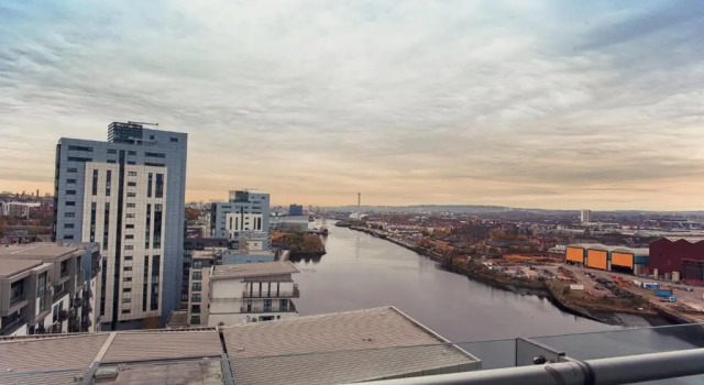 Апартаменты Waterfront West End Apartment