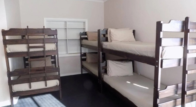 iKhaya Stellenbosch Backpackers, Забронировать Отель Отели Стелленбос с парковкой, рядом с African Art Boutique Stellenbosch, Парковка