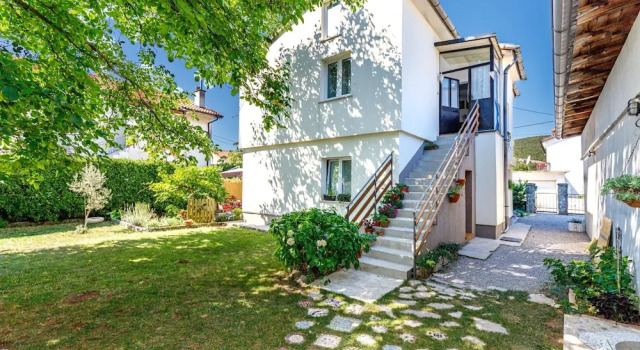 Коттедж Cozy Home with Private Garden - Happy Rentals