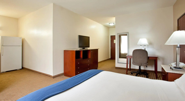 Двухместный люкс Holiday Inn Express and Suites Three Rivers by IHG