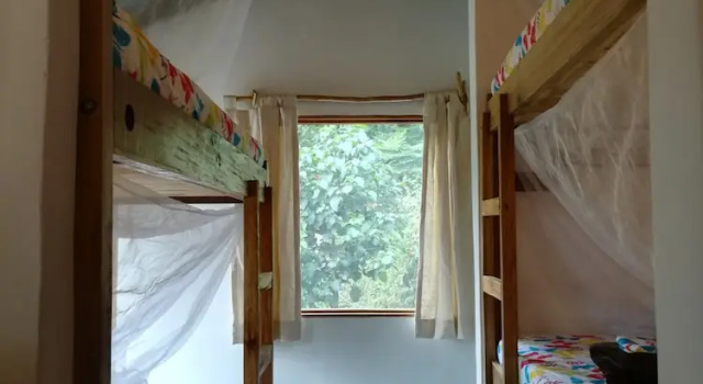 Кровать в общем номере с красивым видом из окна Mundo Nuevo Eco Lodge