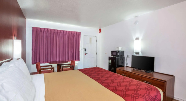 Двухместный номер Standard Econo Lodge University