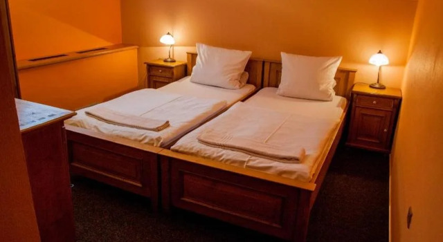 Hotel a Restaurace U Hrnčíře, Rezerwuj Hotel Hotele w Central Bohemia z parkingiem, Parking