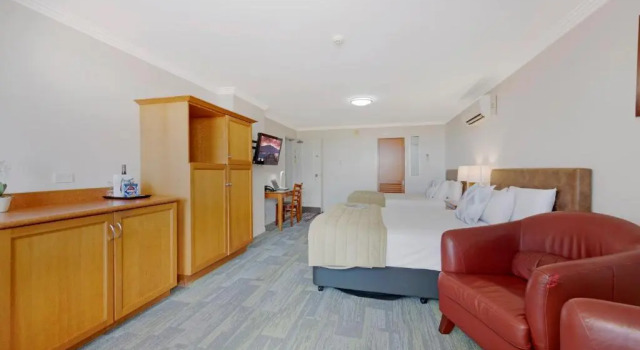 Четырёхместный номер Standard Burnett Riverside Hotel