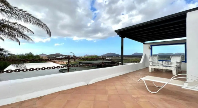 Люкс Deluxe Suite/BB only adults, FreeWifi, shared pool, ocean view in Yaiza