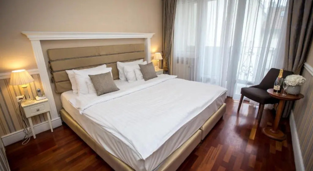 Полулюкс Deluxe Queens Court Hotel & Residence