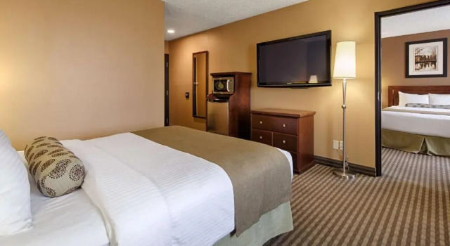 Двухместный люкс с 2 комнатами Seven Oaks Hotel Regina, SureStay Collection by Best Western