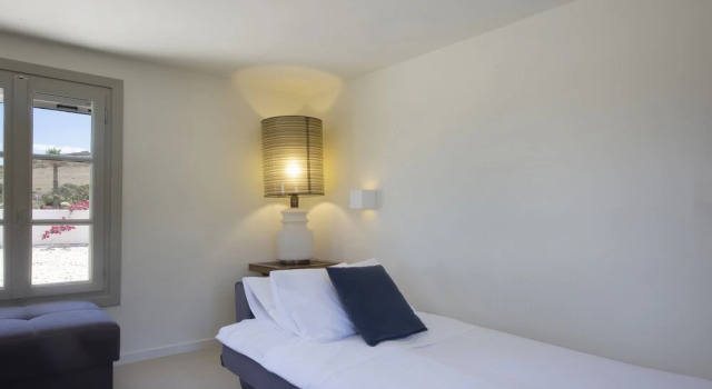 Villa Aphrodite · Elegant villa, sea views, designer renovation, Prenota Villa Ambelas Paro