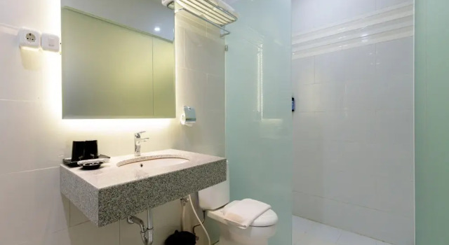 Sans Hotel 88 Andalan Surabaya by RedDoorz, Book Hotel Hoteller i Gayungan med parkering, Parkering