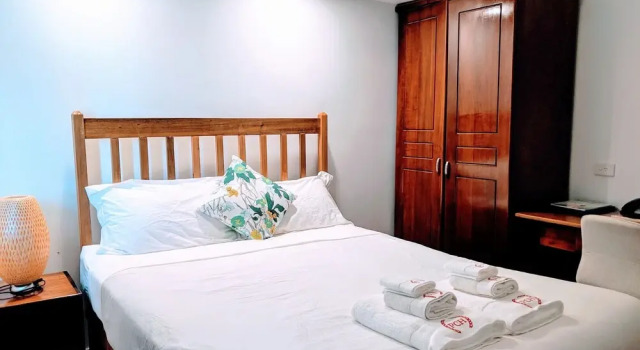 Двухместный номер Deluxe с балконом Pacific Crown Hotel