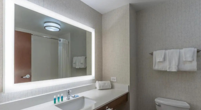 Четырёхместный номер Standard Holiday Inn Express & Suites Milwaukee NW - Park Place by IHG