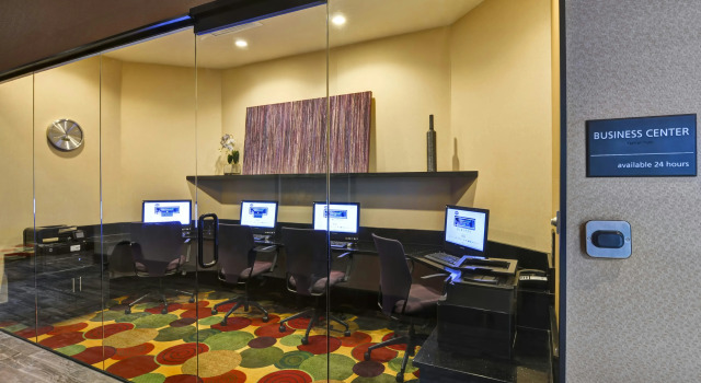 Hampton Inn & Suites Crabtree, Забронировать Отель Роли Raleigh-Durham Metropolitan Area