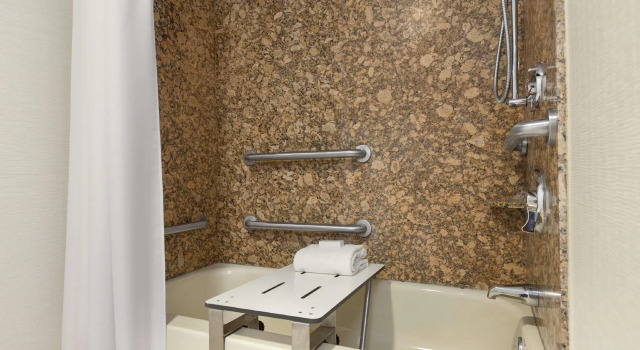 Двухместный люкс Hampton Inn & Suites Manchester-Bedford