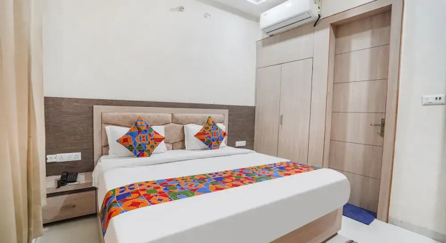 Номер Deluxe Fabhotel Shri Giriraj Ji Dham