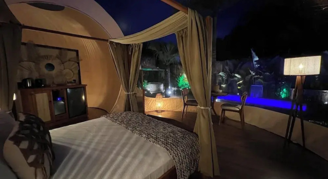 Deluxe suite med udsigt over poolen Zion Bubble Glamping