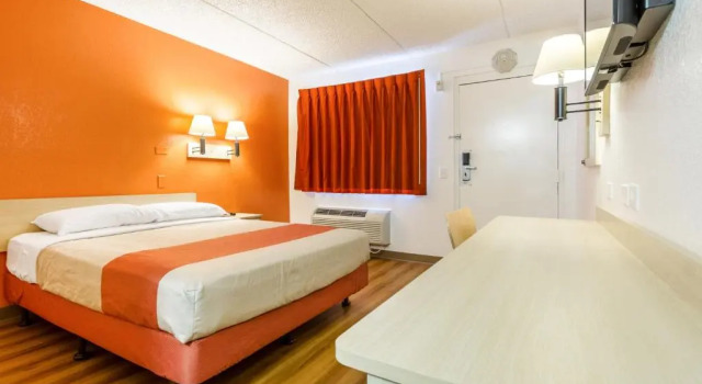 Motel 6 Tempe, AZ Phoenix Airport Priest Dr, Забронировать Мотель Пруд в Темпе 