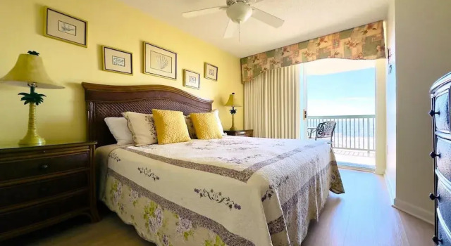 Ashworth 303 3 Bedroom Condo by RedAwning, North Myrtle Beach, Забронировать Отель Отели Норт-Миртл-Бич с парковкой, рядом с Парк развлечений OD Pavilion, Парковка