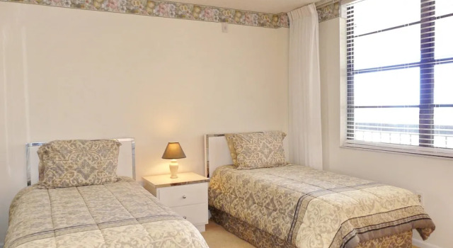 Condo Overlooking Clam Bay With Pool and Beach Access, Забронировать Апартаменты/квартира Отели в центре Марко-Айленд, в центре, Парковка