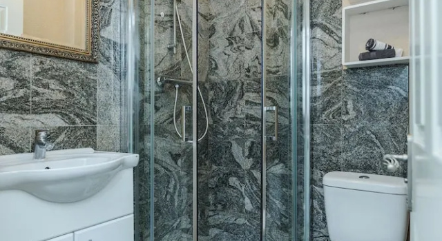 Трёхместный номер Standard Watford General Suites