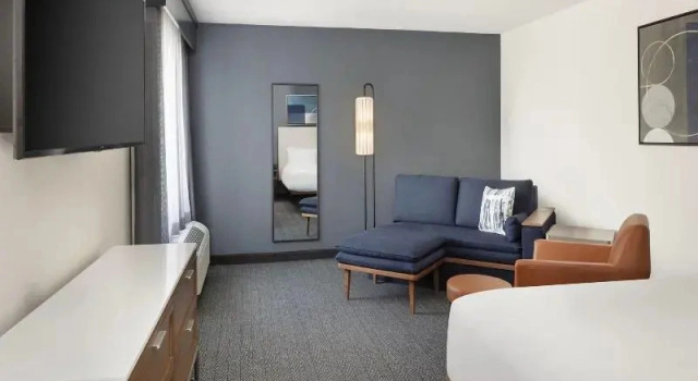 Трёхместный люкс Courtyard Edison Woodbridge