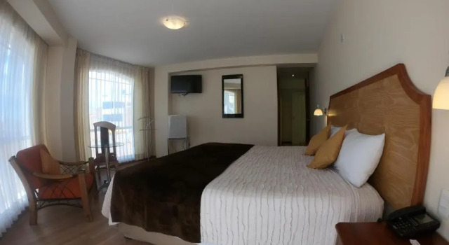 Standardowy dwuosobowy pokój Sol Plaza Hotel
