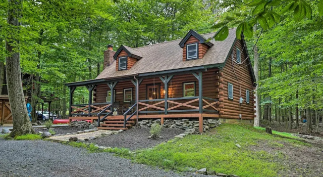 Коттедж Pocono Log Cabin: Fireplace, Fire Pits & Amenities