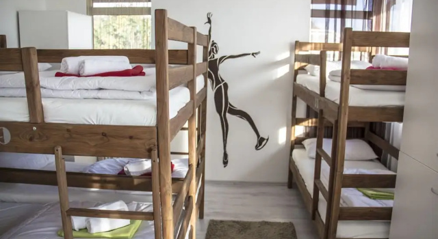 Кровать в общем номере с видом на бассейн Hostel Poolside