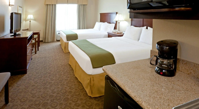 Четырёхместный номер Standard Holiday Inn Express Hotel & Suites Cedar Hill by IHG
