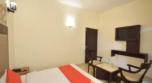 Oyo 11567 Hotel Shivalik Hills, Забронировать Отель Джамму Джамму и Кашмир, рядом с Железнодорожный вокзал Джамму-Тави