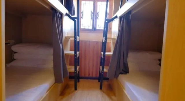 Кровать в общем номере (мужской номер) Dewa Old XI ZANG House • Hostel