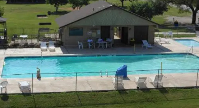 Bay Landing Camping Resort Cabin 10, Rezerwuj Pole kempingowe Kempingi i glamping w Bridgeport, Pole kempingowe
