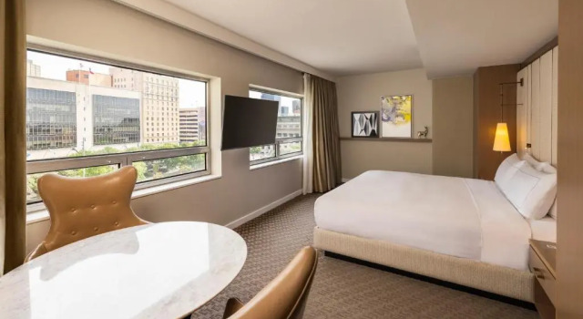 Двухместный номер with Living Area The Statler Dallas, Curio Collection By Hilton
