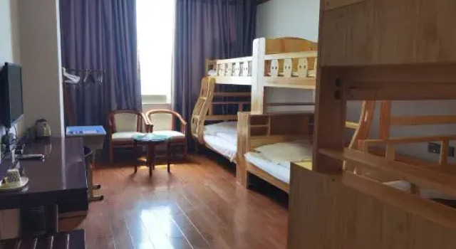 Кровать в общем номере (мужской номер) Urumqi Lihai Business Hotel (Xinjiang University of Finance and Economics)