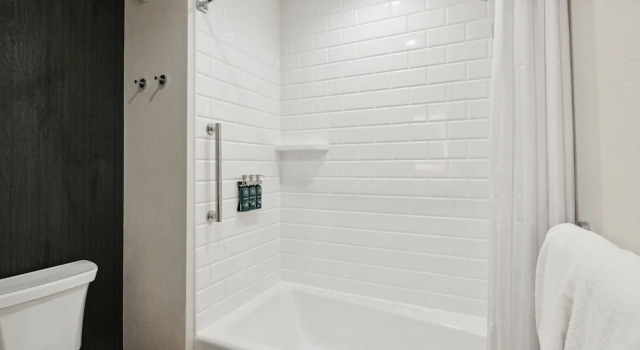 Кровать в общем номере HeartSong Lodge & Resort